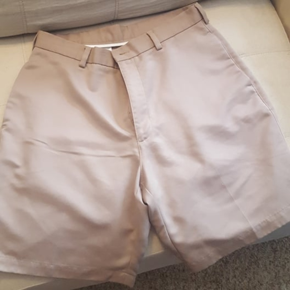 Roundtree  Yorke Size 34 Khaki wrinkle free shorts